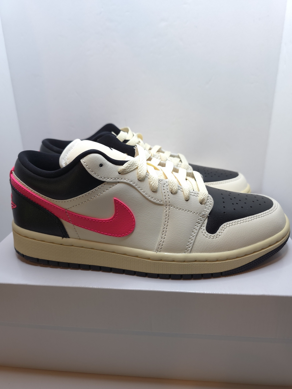 Nike Air Jordan 1 Low - Cream, Black & Hot Pink Swoosh 8W